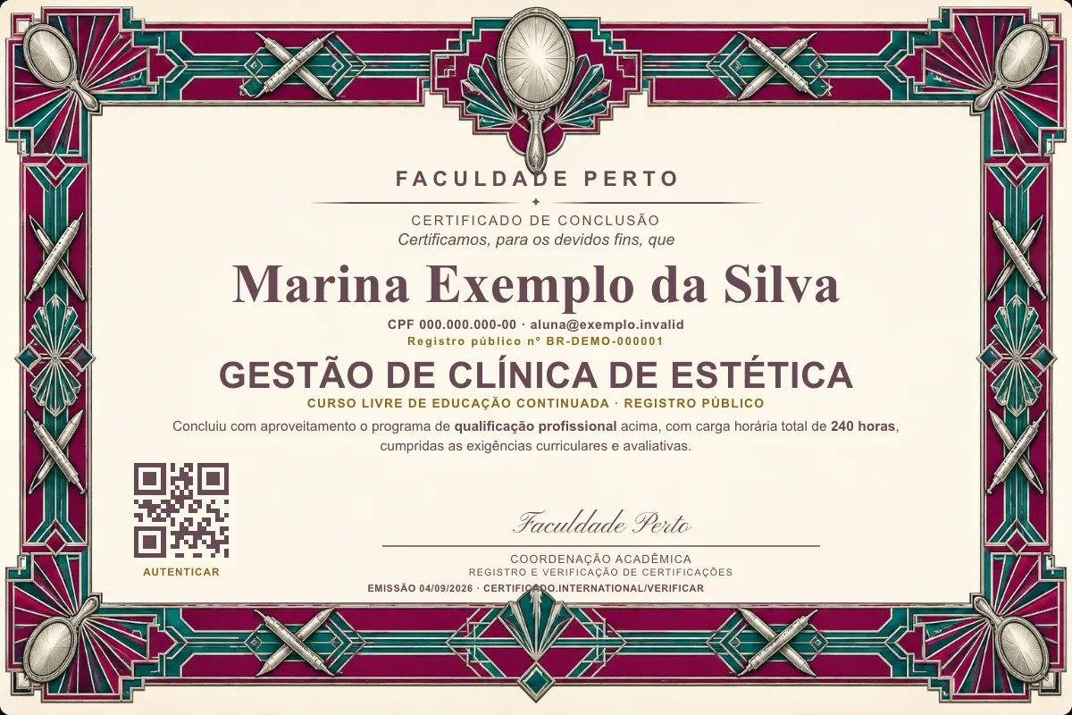 Modelo do certificado do curso de Gestão de Clínica de Estética grátis: registro público, QR de verificação e assinaturas — exemplo com dados fictícios.