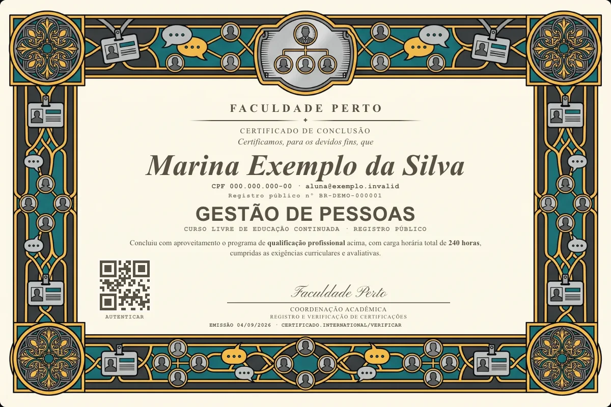 Modelo do certificado do curso de Gestão de Pessoas grátis: registro público, QR de verificação e assinaturas — exemplo com dados fictícios.