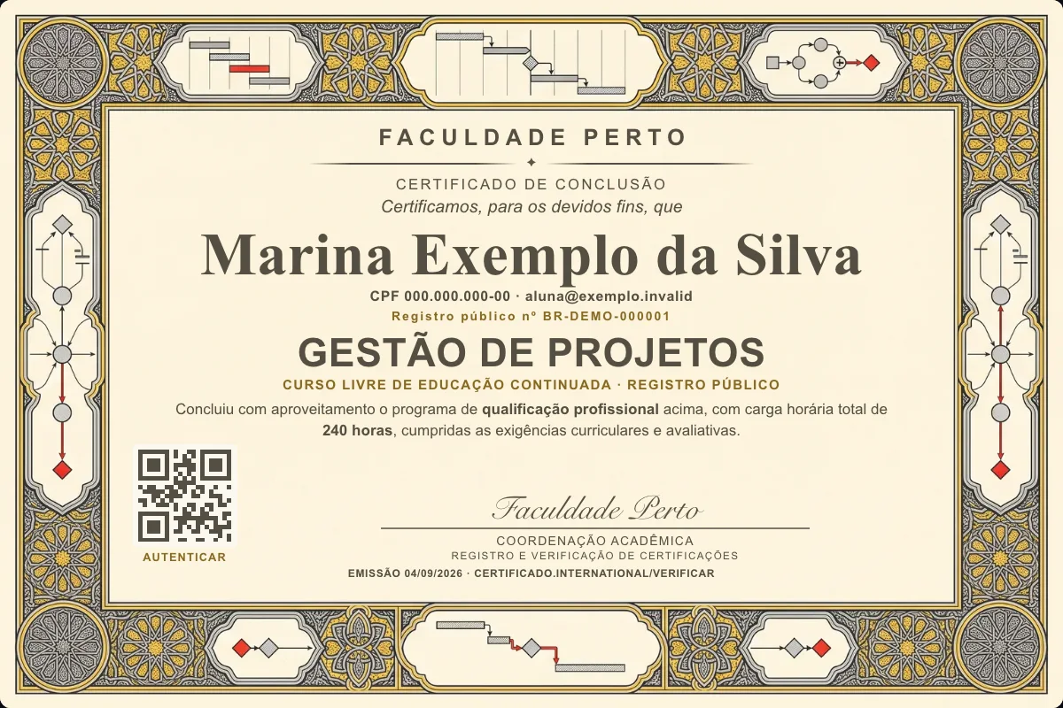 Modelo do certificado do curso de Gestão de Projetos grátis: registro público, QR de verificação e assinaturas — exemplo com dados fictícios.