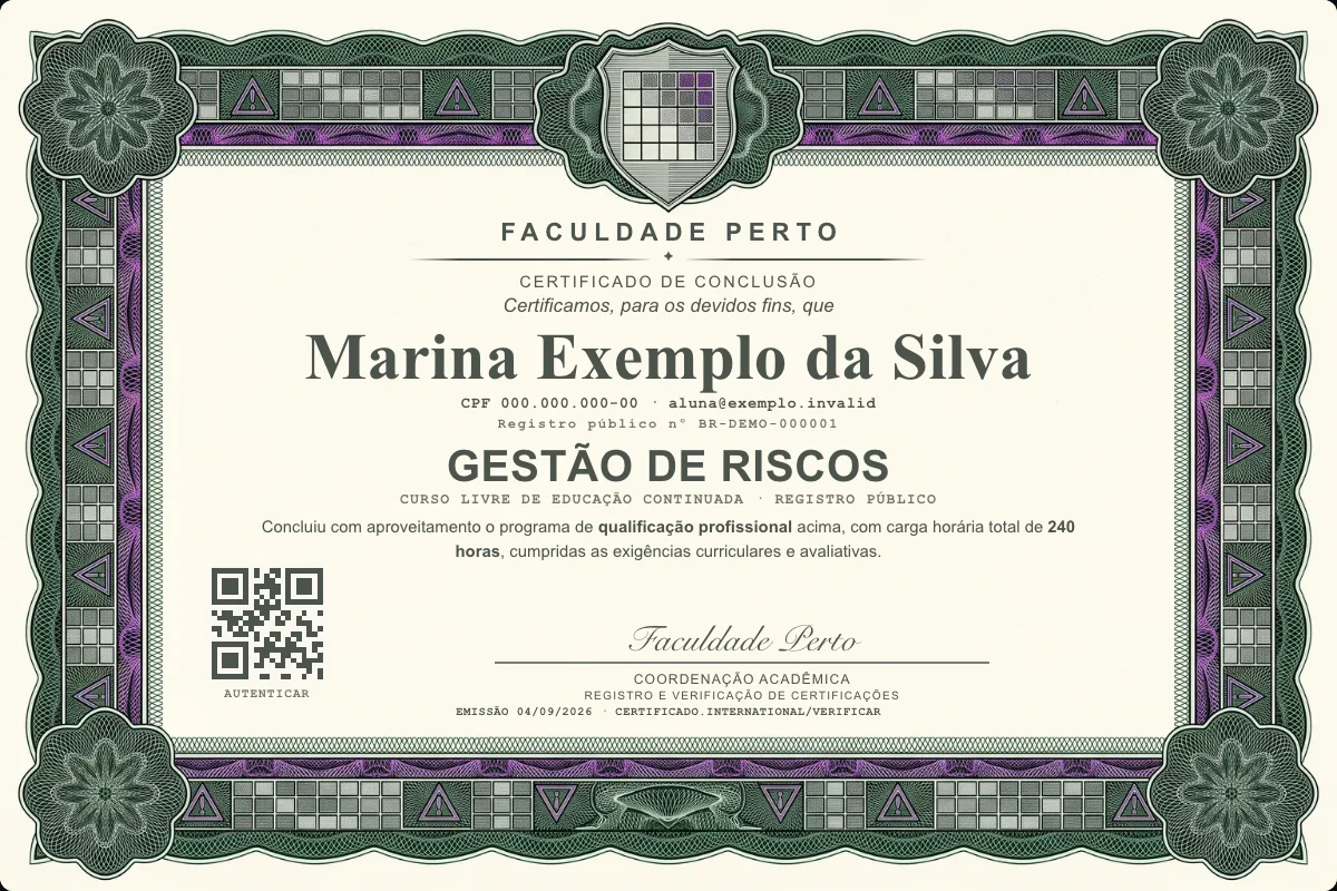 Modelo do certificado do curso de Gestão de Riscos grátis: registro público, QR de verificação e assinaturas — exemplo com dados fictícios.