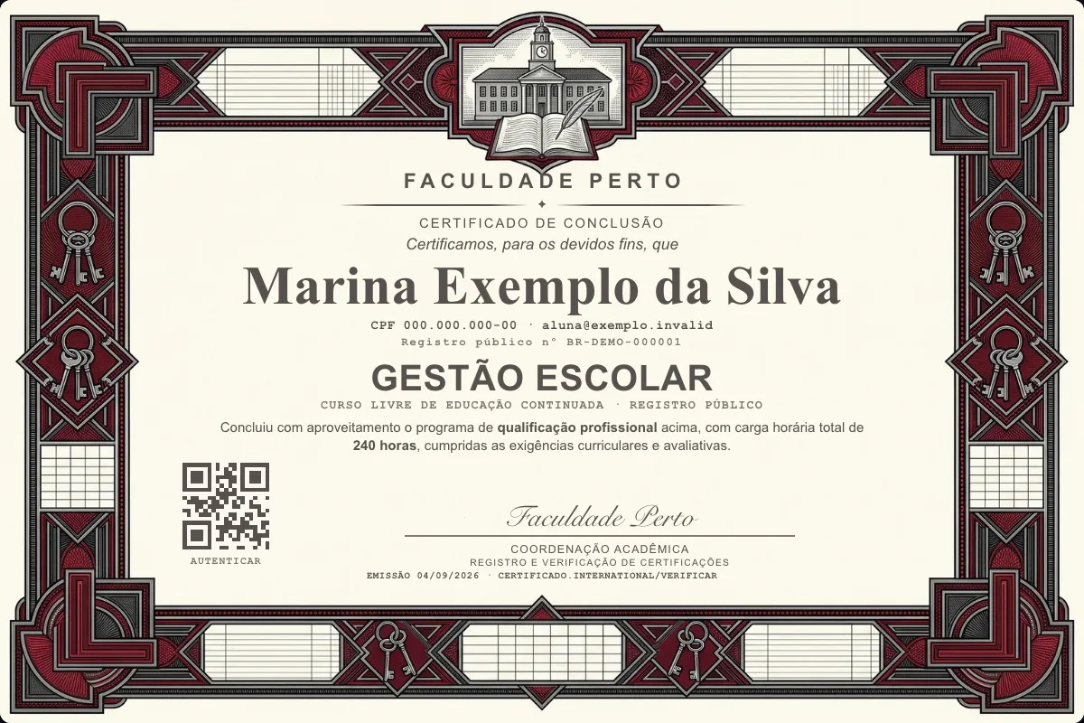 Modelo do certificado do curso de Gestão Escolar grátis: registro público, QR de verificação e assinaturas — exemplo com dados fictícios.