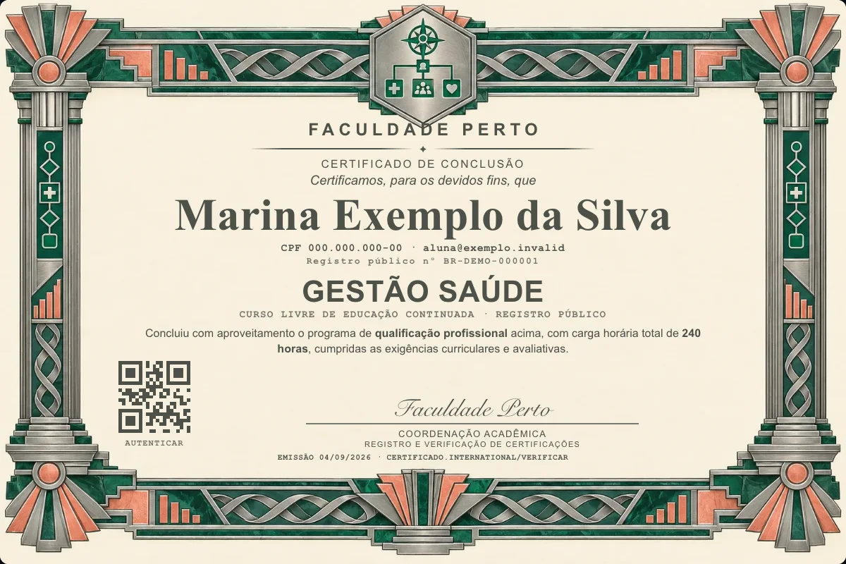 Modelo do certificado do curso de Gestão Saúde grátis: registro público, QR de verificação e assinaturas — exemplo com dados fictícios.