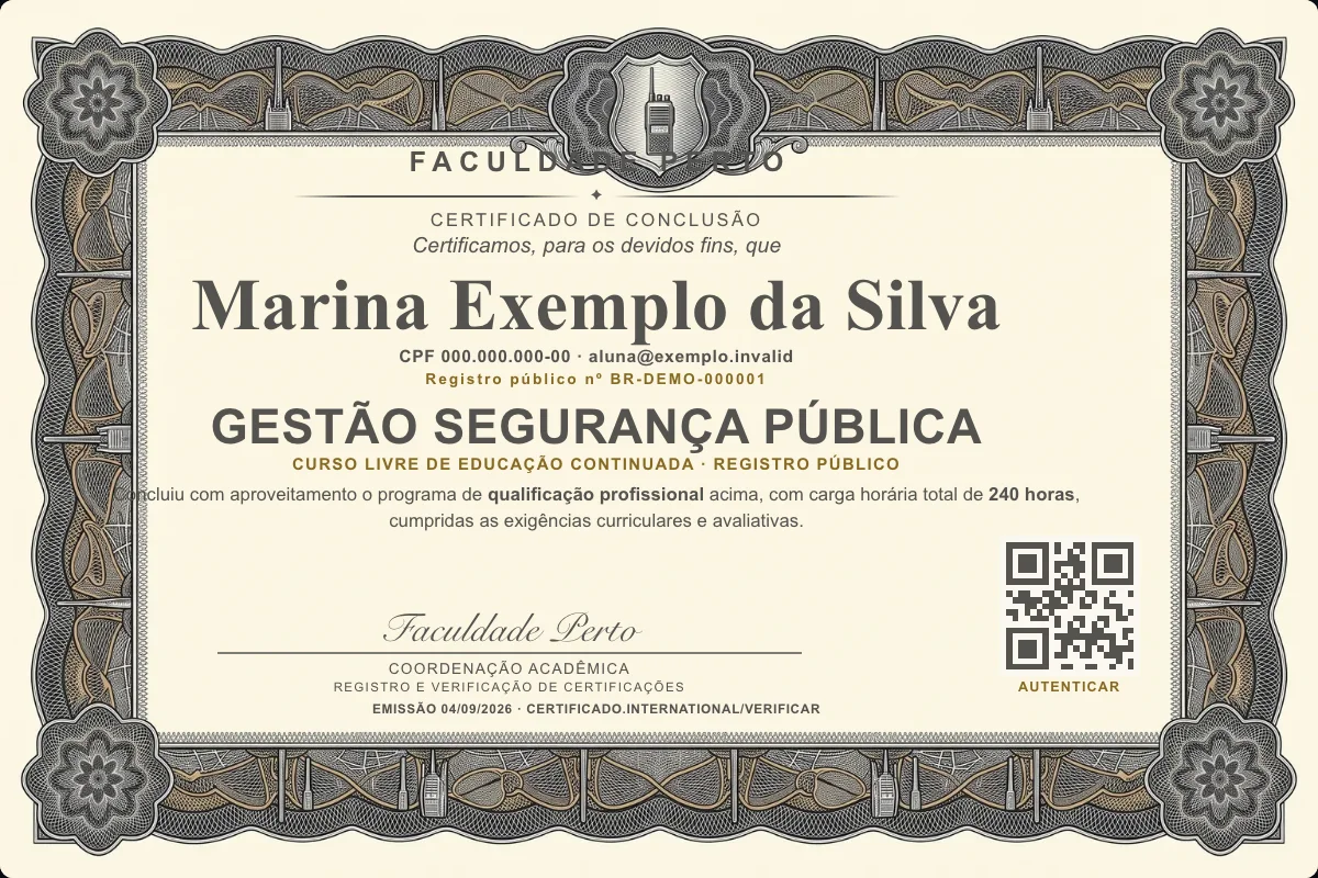 Modelo do certificado do curso de Gestão Segurança Pública grátis: registro público, QR de verificação e assinaturas — exemplo com dados fictícios.