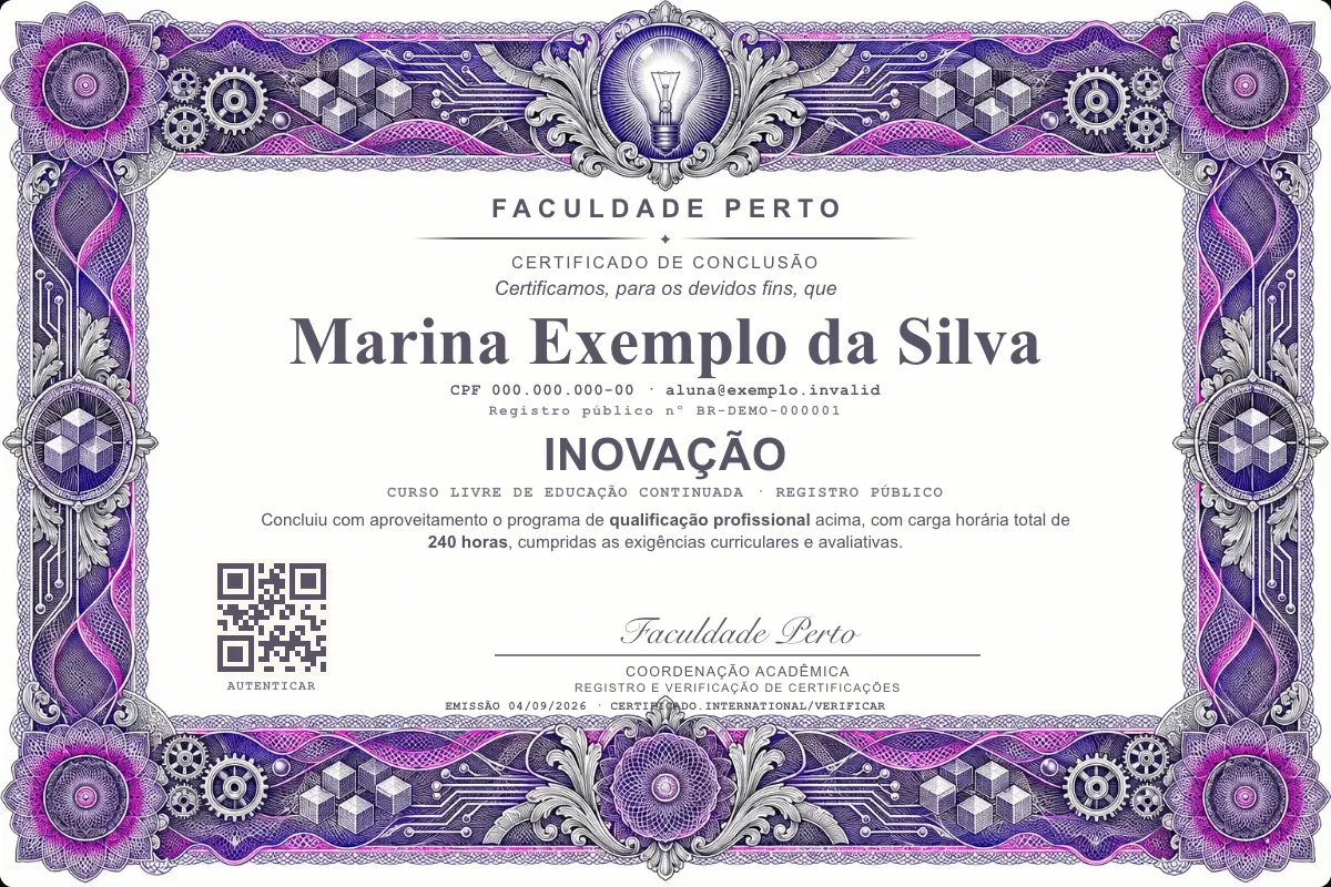 Modelo do certificado do curso de Inovação grátis: registro público, QR de verificação e assinaturas — exemplo com dados fictícios.