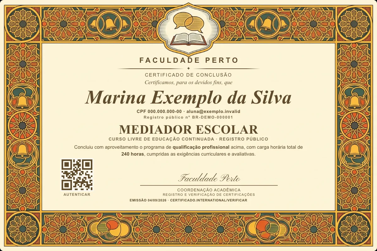 Modelo do certificado do curso de Mediador Escolar grátis: registro público, QR de verificação e assinaturas — exemplo com dados fictícios.