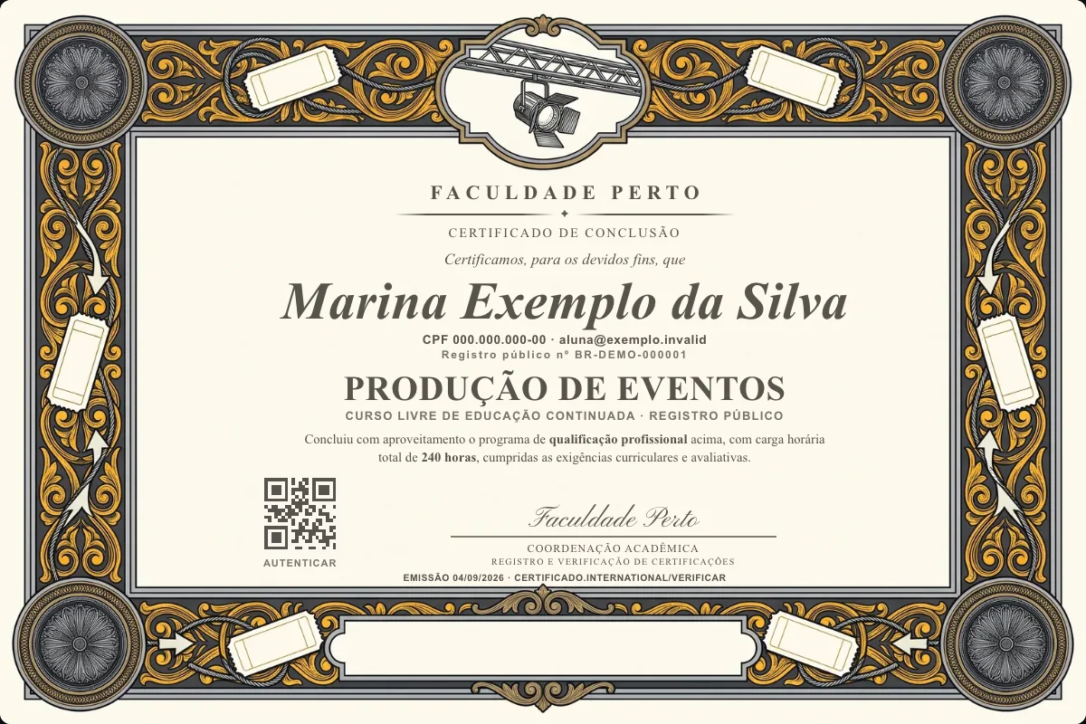 Modelo do certificado do curso de Produção de Eventos grátis: registro público, QR de verificação e assinaturas — exemplo com dados fictícios.