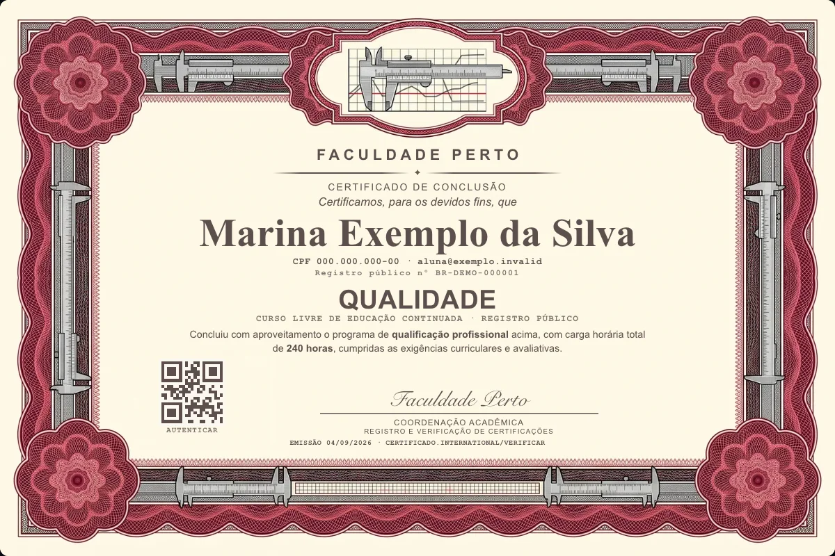 Modelo do certificado do curso de Qualidade grátis: registro público, QR de verificação e assinaturas — exemplo com dados fictícios.