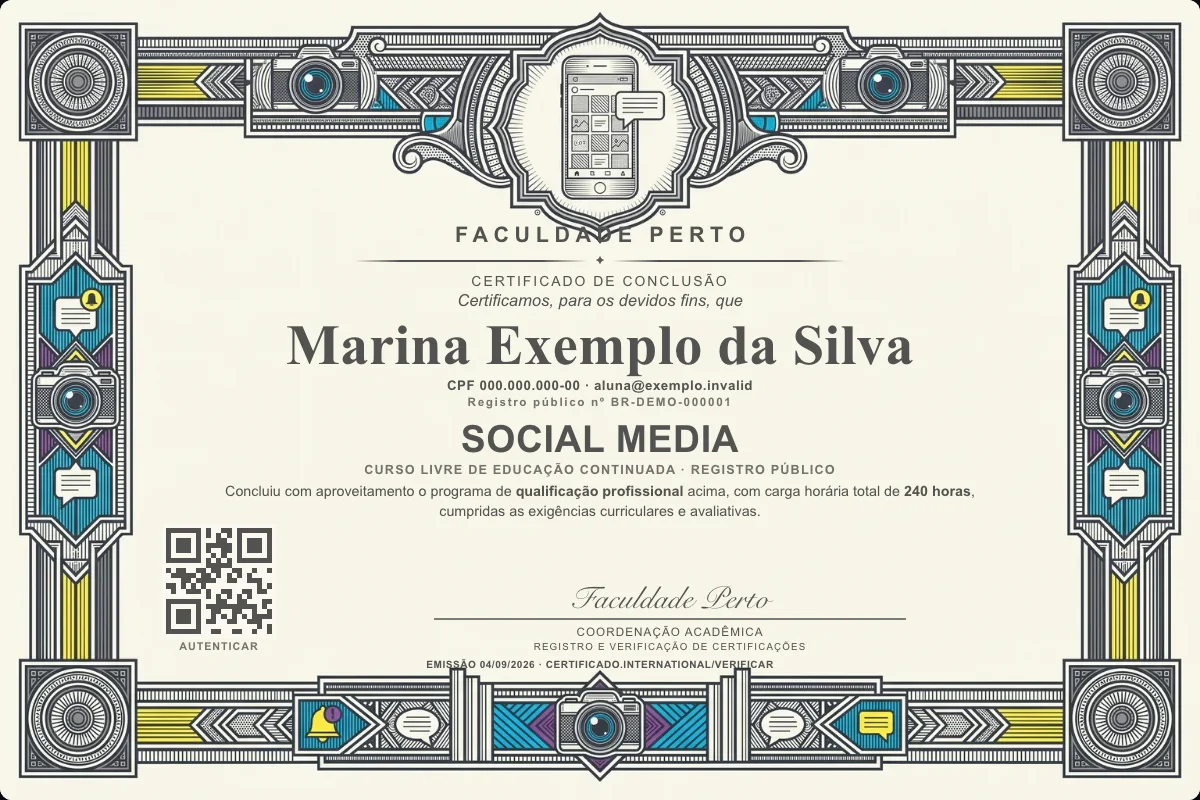 Modelo do certificado do curso de Social Media grátis: registro público, QR de verificação e assinaturas — exemplo com dados fictícios.
