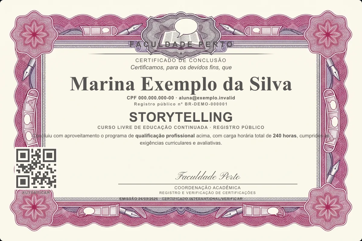 Modelo do certificado do curso de Storytelling grátis: registro público, QR de verificação e assinaturas — exemplo com dados fictícios.