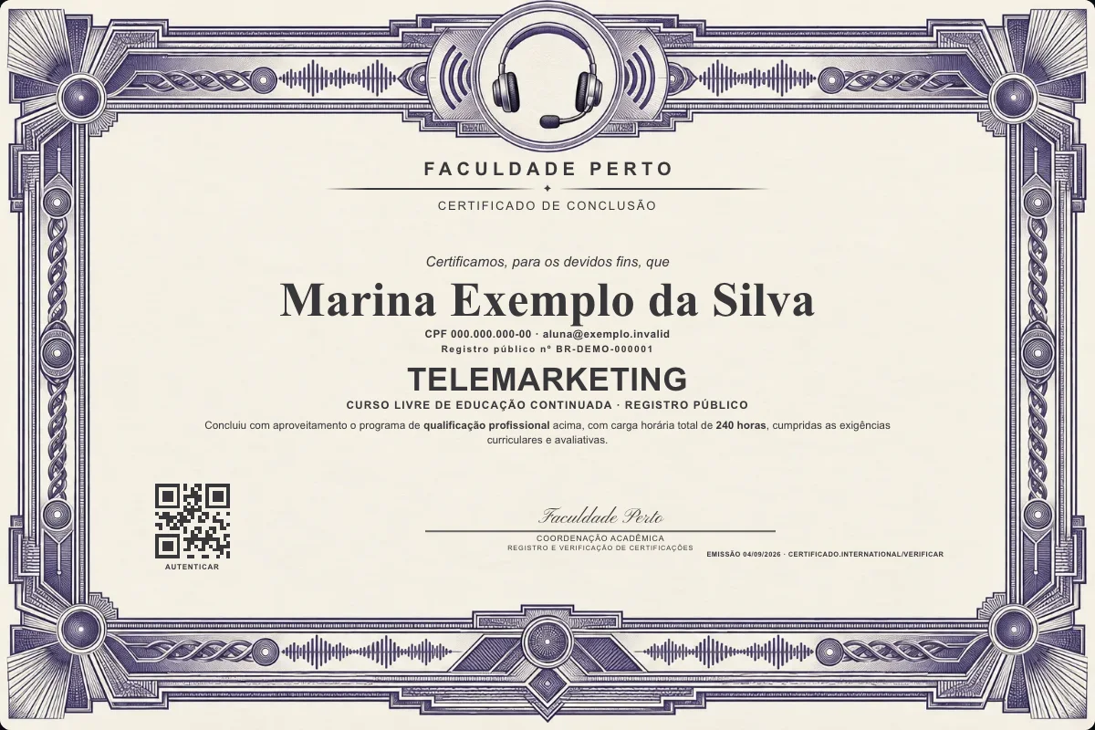 Modelo do certificado do curso de Telemarketing grátis: registro público, QR de verificação e assinaturas — exemplo com dados fictícios.