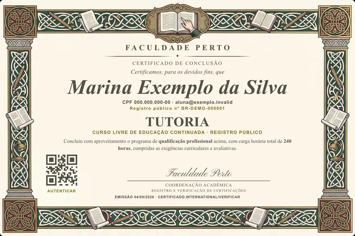 Modelo do certificado do curso de Tutoria grátis: registro público, QR de verificação e assinaturas — exemplo com dados fictícios.