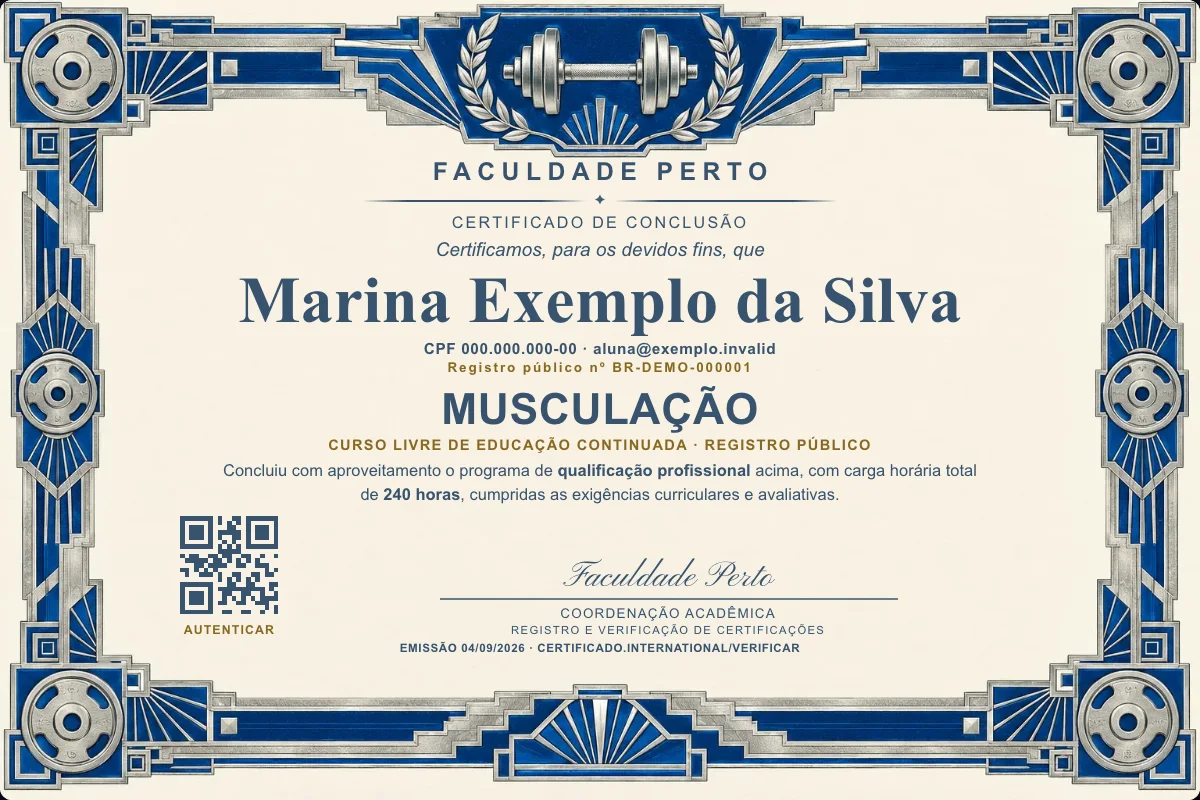Modelo do certificado do curso de Musculação grátis: registro público, QR de verificação e assinaturas — exemplo com dados fictícios.