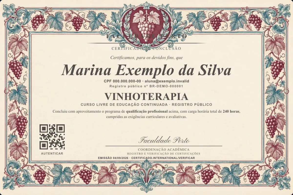 Modelo do certificado do curso de Vinhoterapia grátis: registro público, QR de verificação e assinaturas — exemplo com dados fictícios.