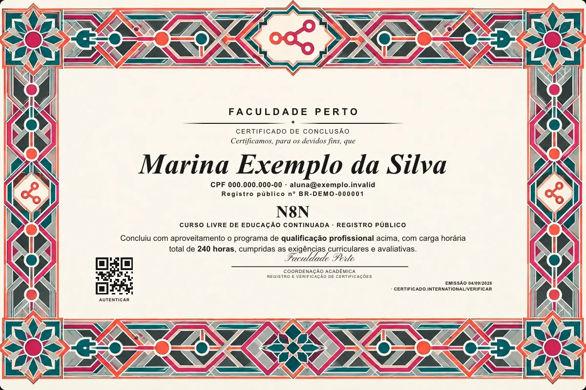 Modelo do certificado do curso de N8n grátis: registro público, QR de verificação e assinaturas — exemplo com dados fictícios.