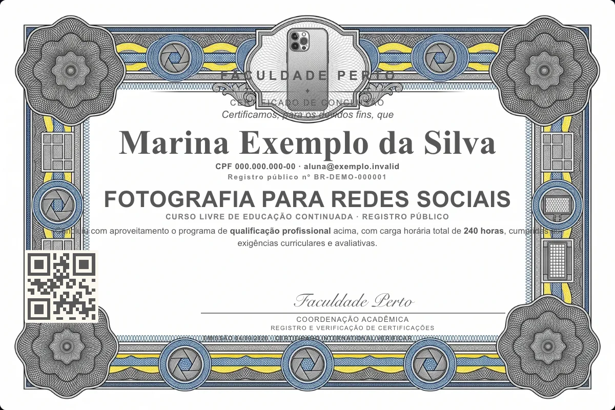 Modelo do certificado do curso de Fotografia para Redes Sociais grátis: registro público, QR de verificação e assinaturas — exemplo com dados fictícios.
