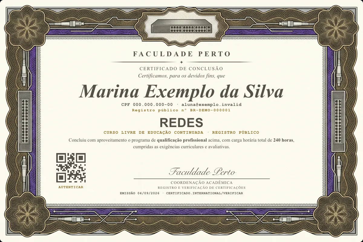 Modelo do certificado do curso de Redes grátis: registro público, QR de verificação e assinaturas — exemplo com dados fictícios.