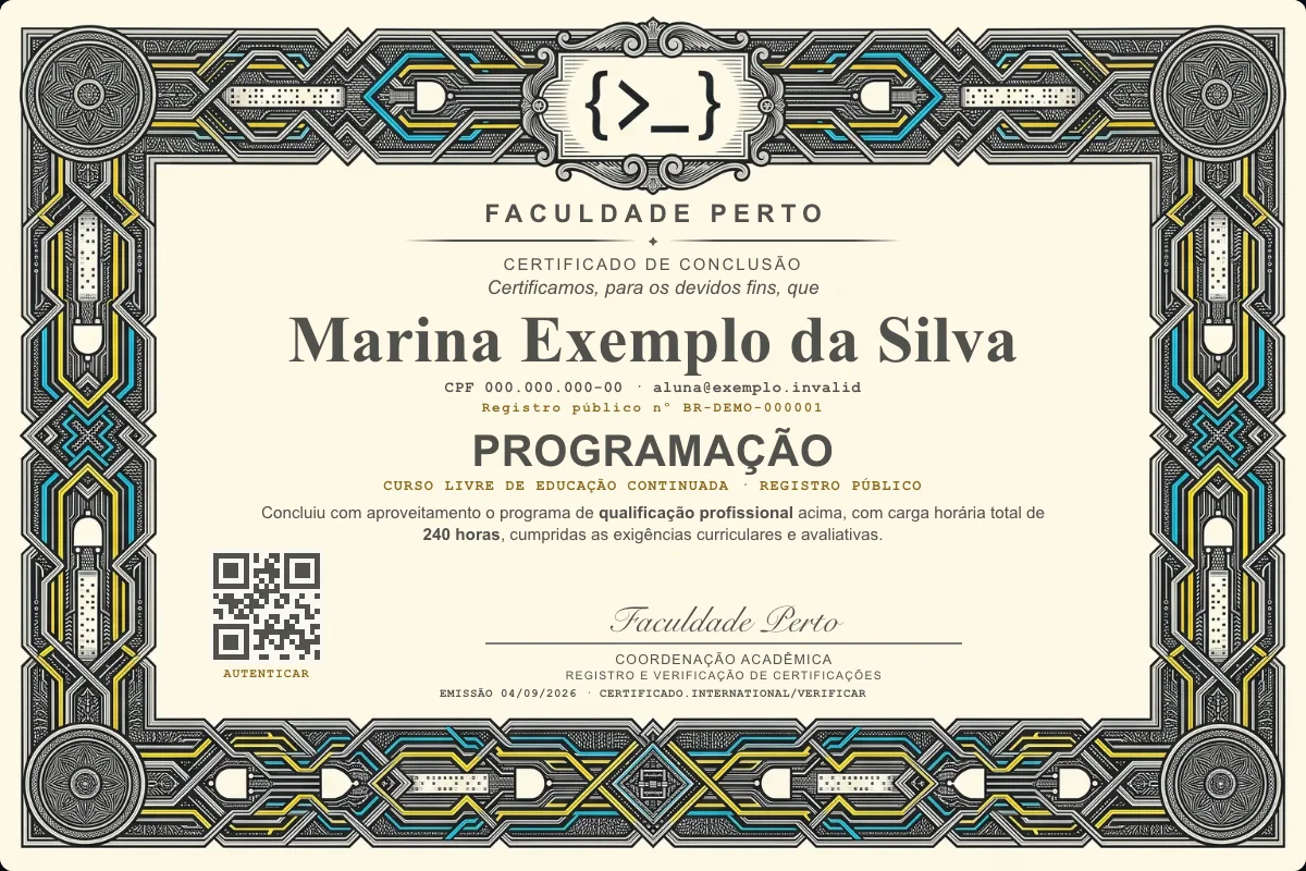 Modelo do certificado do curso de Programação grátis: registro público, QR de verificação e assinaturas — exemplo com dados fictícios.