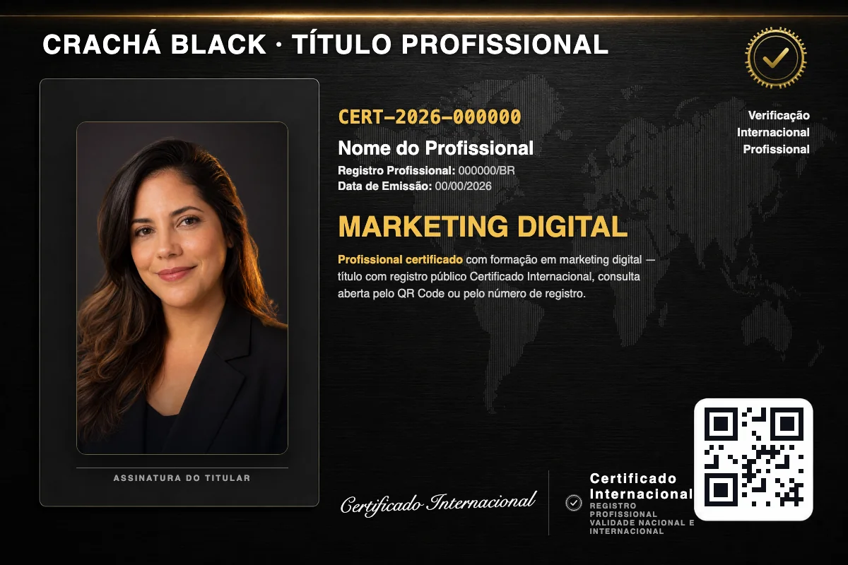 Crachá profissional black do Faculdade Perto com título de Marketing Digital, número de registro e QR Code. Dados fictícios.