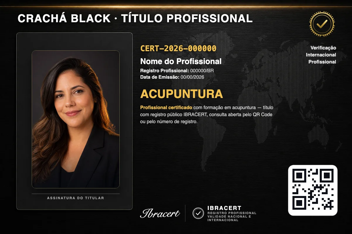 Crachá profissional black do Faculdade Perto com título de Acupuntura, número de registro e QR Code. Dados fictícios.
