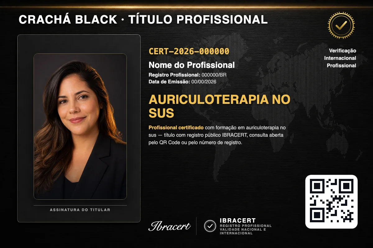 Crachá profissional black do Faculdade Perto com título de Auriculoterapia no SUS, número de registro e QR Code. Dados fictícios.