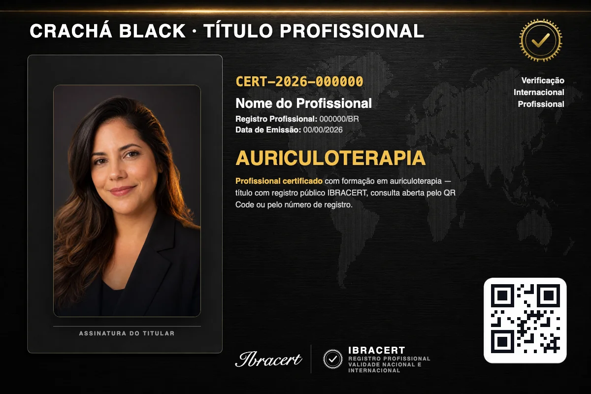 Crachá profissional black do Faculdade Perto com título de Auriculoterapia, número de registro e QR Code. Dados fictícios.